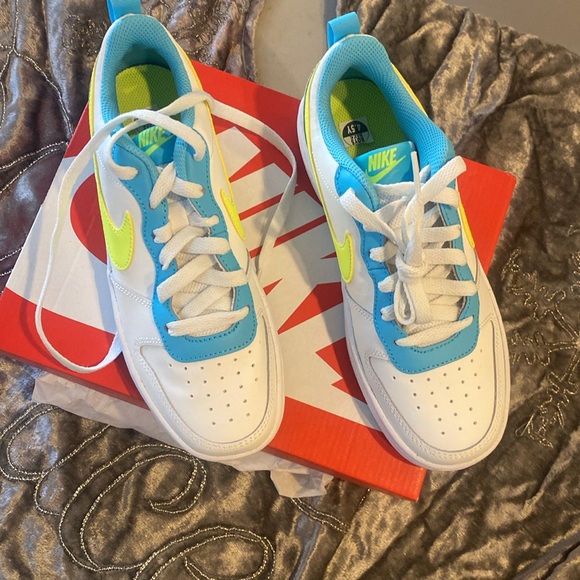 Nike - Picture 2 of 4